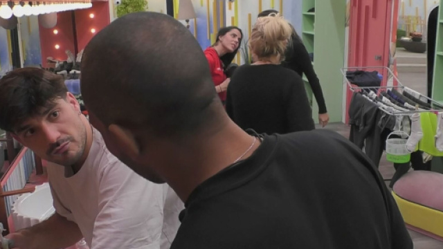 Lorenzo Spolverato e Maxime Mband&agrave; (&copy;Grande Fratello/Mediaset).