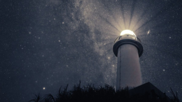Un faro che illumina la notte - &copy; Pixabay.