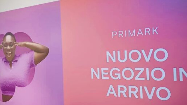 Il cartellone Primark apparso al Centro Commerciale Metropolis di Rende &copy; Facebook