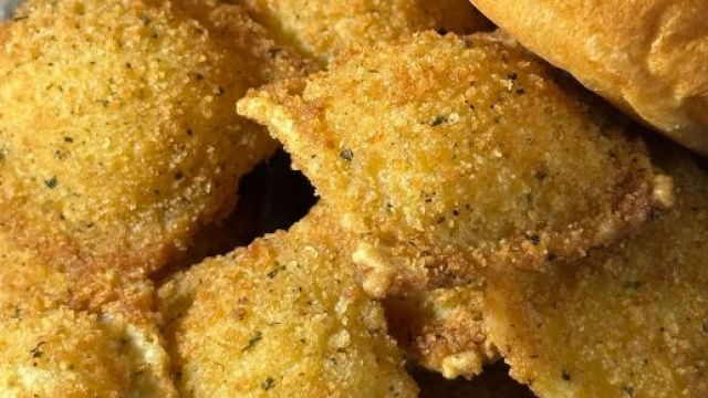 Raviolo fritto ripieno di ricotta &copy; pexels.com