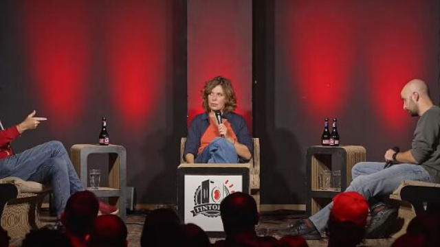 Sabina Guzzanti intervistata da Stefano Rapone e Daniele Tinti | Immagine: YouTube