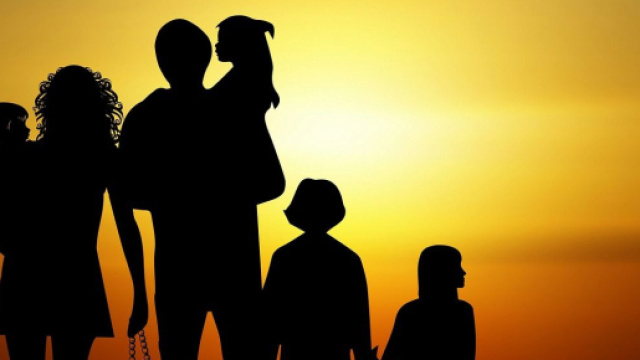 Una famiglia che si gode il tramonto &copy; Pixabay
