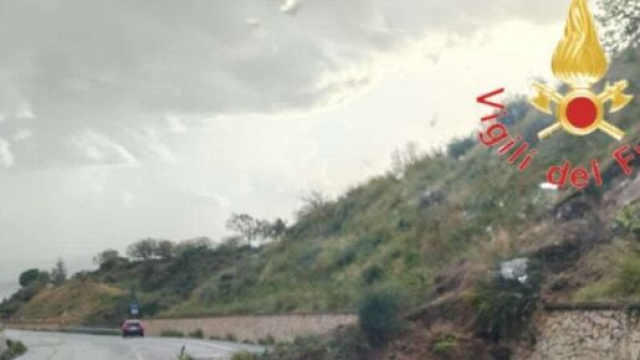 Il trattore interessato dal maltempo della Statale 106 - &copy; Vigili del fuoco