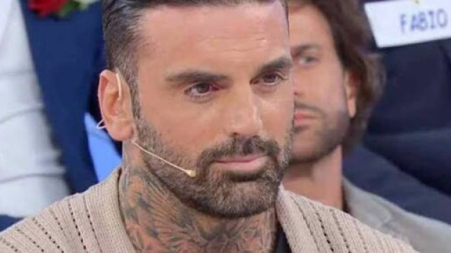Mario Cusitore in una puntata di Uomini e donne &copy; Mediaset.