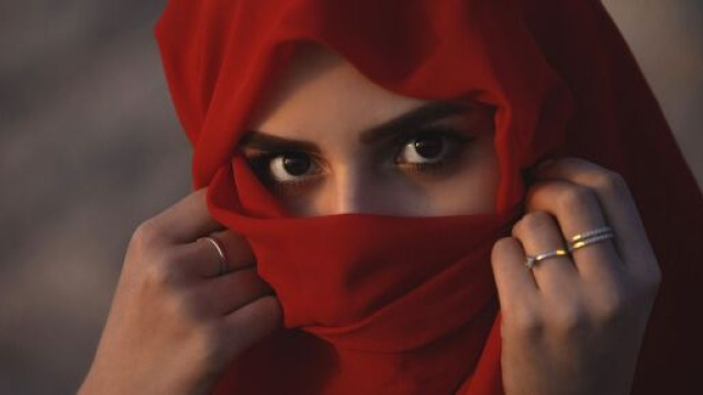 Una donna con un velo che copre parzialmente il volto &copy; Pixabay