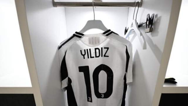 La maglietta di Kenan Yildiz negli spogliatoi della Juventus &copy; Facebook