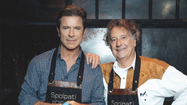 Paolo Conticini e Enzo Iachetti che promuovono Tootsie. &copy; Immagine Facebook, profilo Teatro Diana Napoli