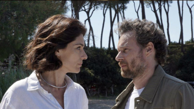 Anna Valle e Giorgio Marchesi in una scena de Le onde del destino &copy; Canale 5.