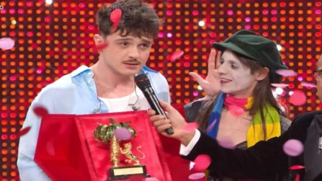 Olly e Lucio Corsi con Carlo Conti durante la finale del festival di Sanremo &copy; Rai 1.