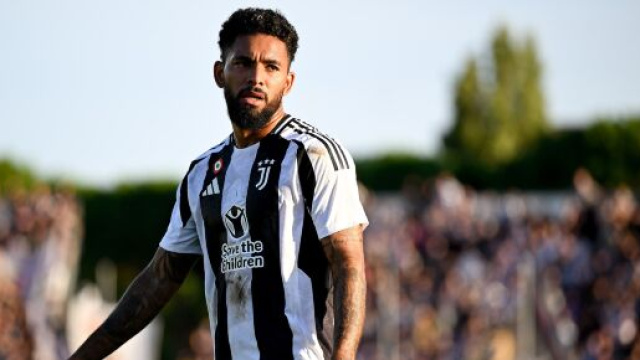 Douglas Luiz in azione con la magia della Juventus &copy; X