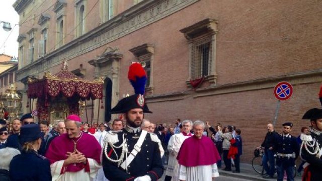 Il Cardinale Matteo Maria Zuppi durante la processione di San Luca &copy; Wikipedia Commons