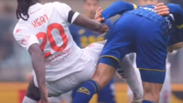 Moise Kean durante lo scontro di gioco a Verona, screenshot &copy; YouTube Elrfaey Channel