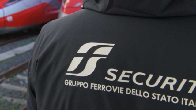 Personale della sicurezza in una stazione italiana. &copy;FS