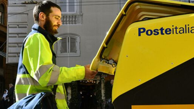 Un postino al lavoro - Foto &copy; Poste Italiane.