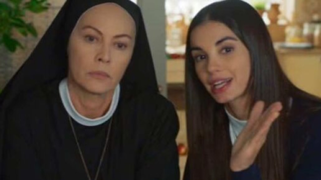 Elena Sofia Ricci e Francesca Chillemi - Screenshot &copy; Che Dio ci aiuti