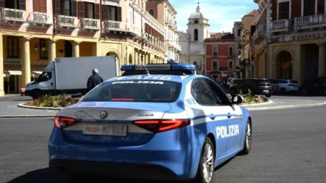 Pattuglia della Polizia di Stato a Crotone - &copy; Facebook / Questura di Crotone