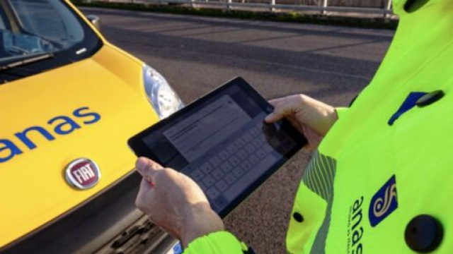 Un ispettore di cantiere controlla l'avanzamento dei lavori &copy; Anas