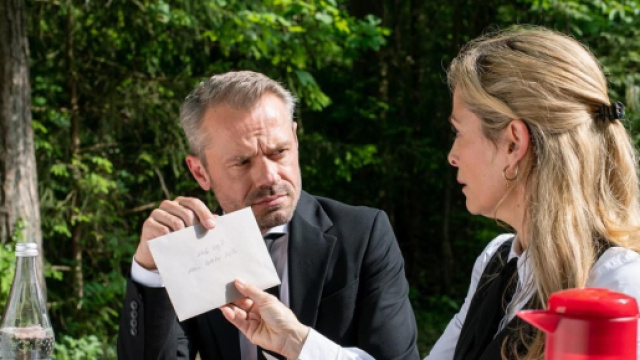 Yvonne si commuove quando anche Erik decide di redigere un testamento. &copy; Immagine: ARD/WDR / Christof Arnold