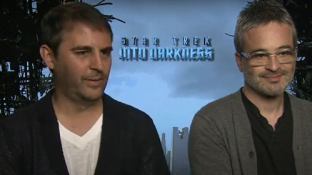 I colleghi e amici Roberto Orci (a sinistra) e Alex Kurtzman (a destra) durante un'intervista. &copy; Immagine YouTube HeyUGuys.