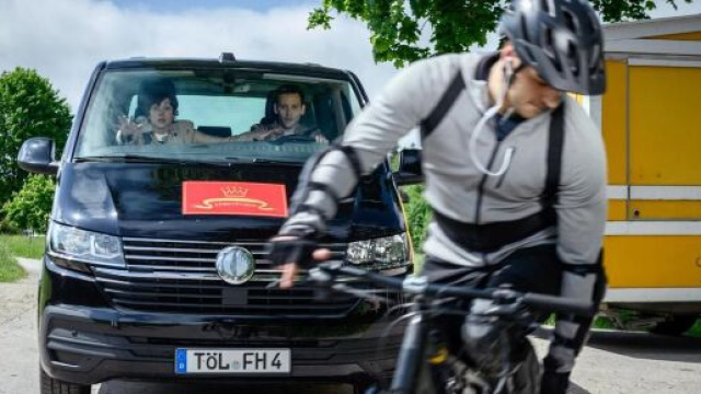 Leander &egrave; talmente nel suo mondo che quasi fa un incidente con l'auto di Eleni e Julian. &copy; Immagine: ARD/WDR / Christof Arnold