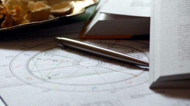 Penna e simboli dei segni zodiacali. Foto da &copy;Pixabay