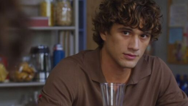 Il personaggio di Pietro in una scena di Che Dio ci aiuti &copy; Rai.