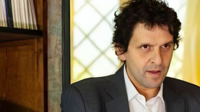 Daniele Fusco (Marco Mario De Notaris) nel suo studio &copy; Un Posto al Sole Rai