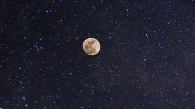 Luna piena nel cielo &copy; Pexels.com