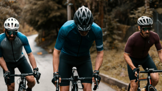 Ciclisti durante un allenamento &copy; Pexels.com