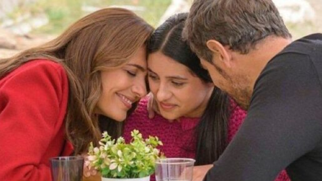 Mina, Viola e Domenico in una scena di Mina Settembre &copy; Rai 1.