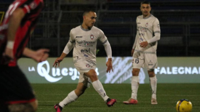 Vinicius Di Stefano con la maglia del Crotone - &copy; Facebook / FcCrotone