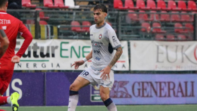 Alessio Guerini con la maglia del Crotone - &copy; Facebook / FcCrotone