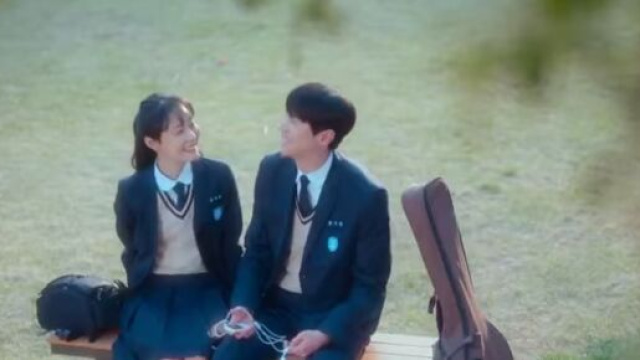 Choi Woo-sik e Park Bo-young in una scena di Melo Movie - &copy; Immagine Netflix