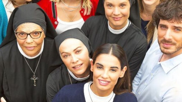 Elena Sofia Ricci col cast di Che Dio ci aiuti 8 | Immagine: Rai