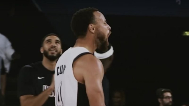 Stephen Curry esultante durante una gara delle Olimpiadi di Parigi 2024 | Immagine &copy; YouTube