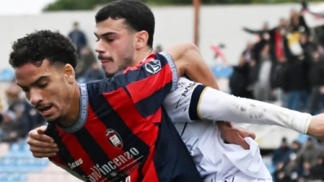 Il centrocampista brasiliano Jonathan Silva del Crotone - &copy; Facebook / Lega Pro