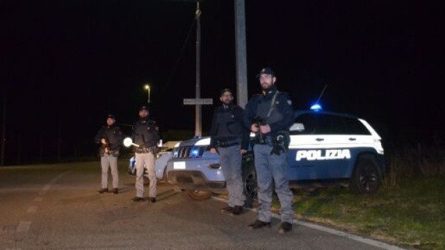 Operazione di Polizia di Stato a Cutro - &copy; Facebook / Questura di Crotone.