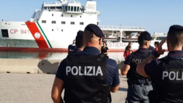 Agenti in attesa dello sbarco a Crotone &copy; Polizia di Stato