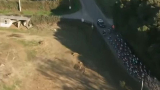 Ciclismo, una macchina sul percorso dell'&Eacute;toile de Bess&egrave;ges - &copy; Screenshot Eurosport.