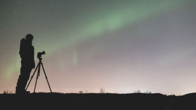 Uomo con il telescopio &copy; Pixabay