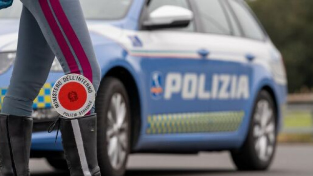 Auto con agente in servizio &copy; Polizia di Stato