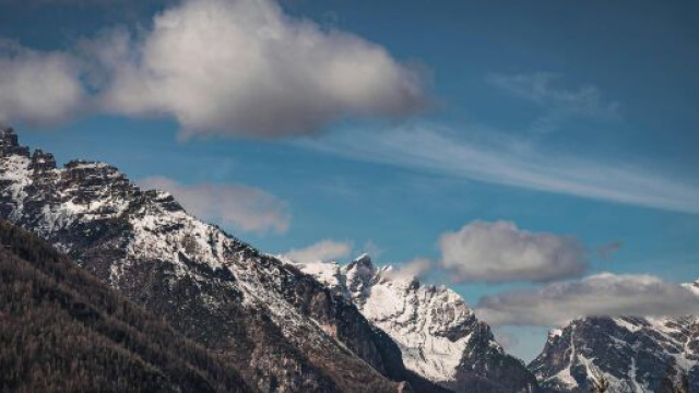 Paesaggio di montagna innevato &copy; Pexels