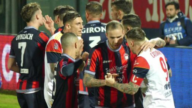 Un momento di gioco della gara tra Crotone e Potenza - &copy; Francesco Trabassi