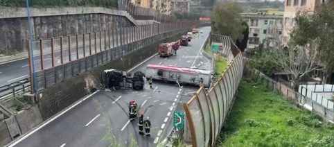 Napoli, autocisterna si ribalta sulla tangenziale: traffico paralizzato