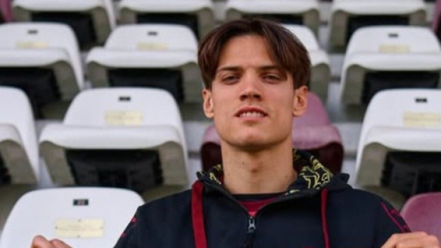 Samuele Ricci con la maglia celebrativa per le cento presenze con il Torino &copy; Instagram