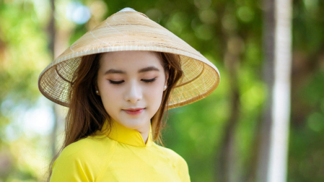 In foto ragazza con un vestito giallo e cappello &copy; Immagine di Pexels.