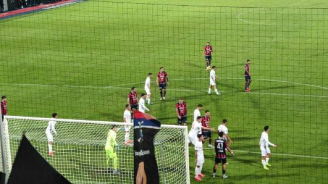 Un momento di gioco della gara d'andata tra Crotone e Benevento &copy; Francesco Trabassi
