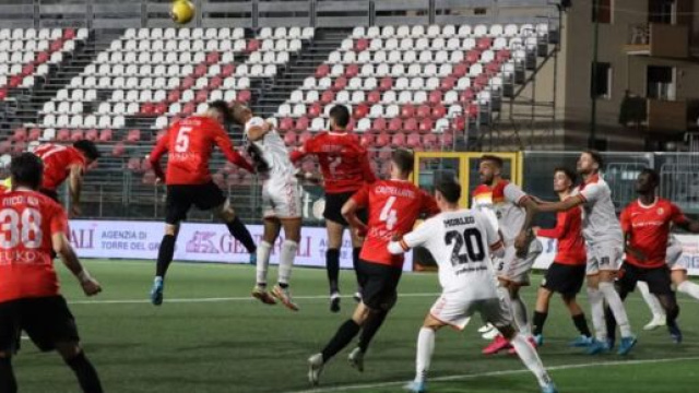 Un momento di gioco di questa stagione della Turris - &copy; Facebook / Turris