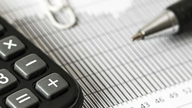 Calcoli con penna e calcolatrice &copy; Pexels.com