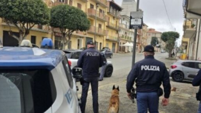 Intervento della Polizia di Stato - &copy; Facebook / Questura di Crotone.